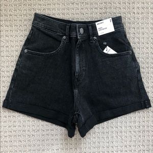 High waisted shorts in rinsed black denim